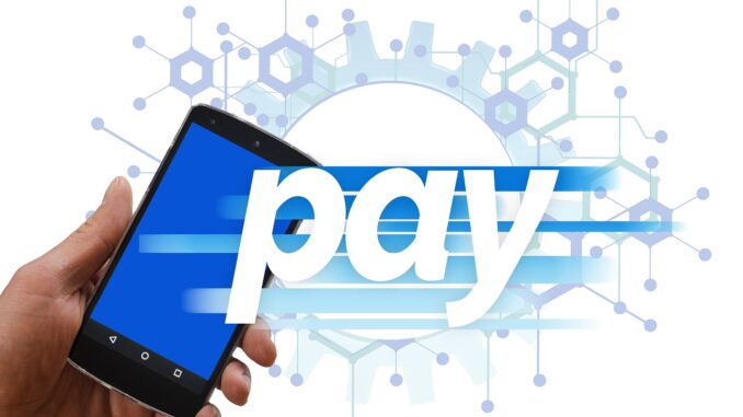 Digitales Bezahlen mit Kreditkarte und Smartphone