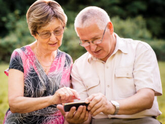 Digitale Mobilität im Alter: Welche Technik Senioren wirklich hilft – von Navigation bis Notfallfunktion